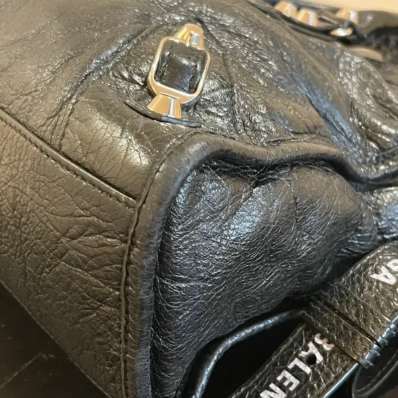 BALENCIAGA city small en cuir d’agneau froissé noir logo strap - détail du produit 10