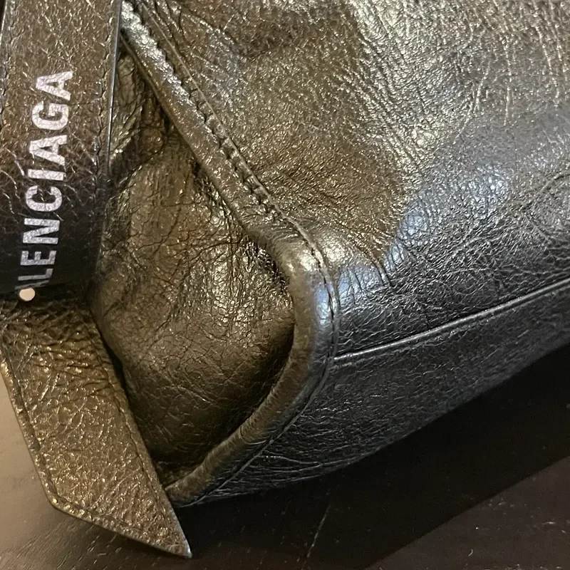 BALENCIAGA city small en cuir d’agneau froissé noir logo strap - détail du produit 11