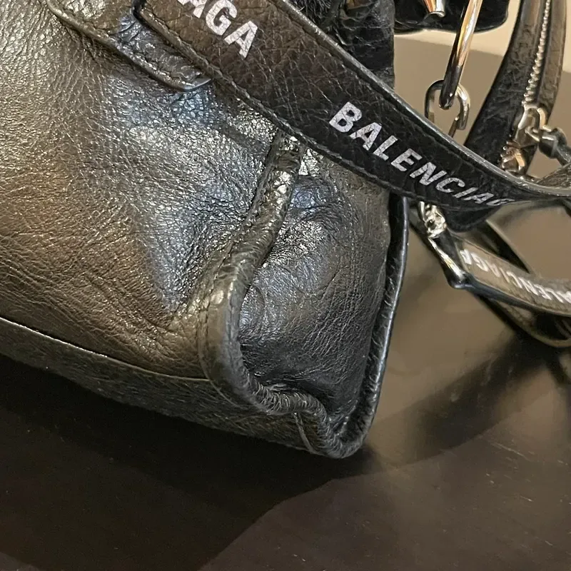 BALENCIAGA city small en cuir d’agneau froissé noir logo strap - détail du produit 12