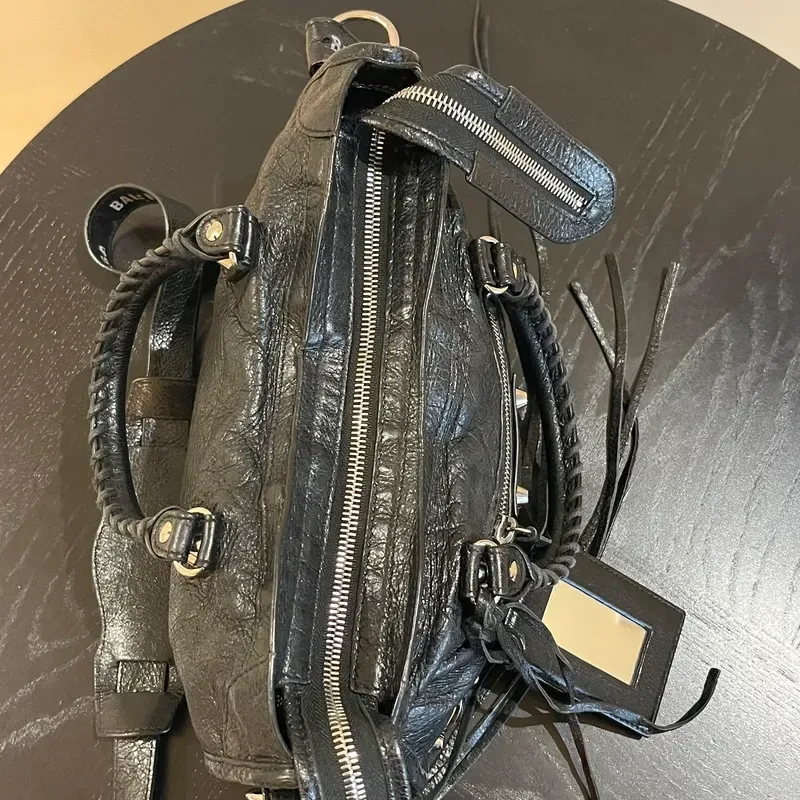 BALENCIAGA city small en cuir d’agneau froissé noir logo strap - détail du produit 13