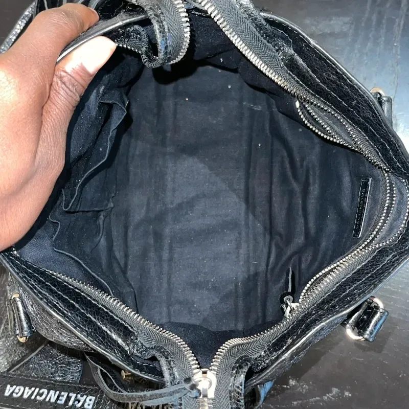 BALENCIAGA city small en cuir d’agneau froissé noir logo strap - détail du produit 14