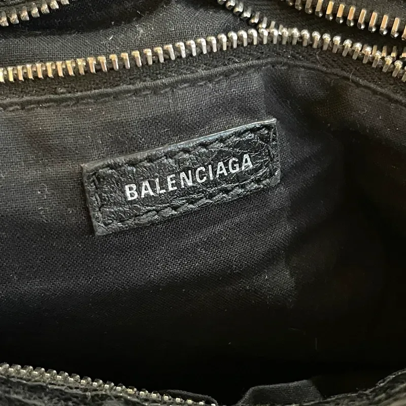 BALENCIAGA city small en cuir d’agneau froissé noir logo strap - détail du produit 15