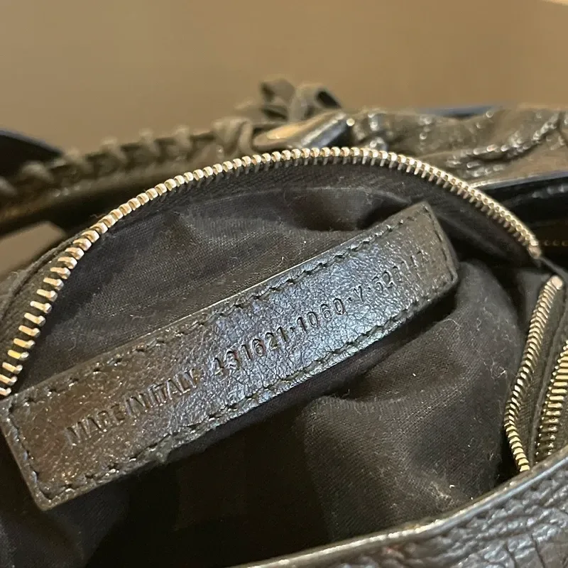 BALENCIAGA city small en cuir d’agneau froissé noir logo strap - détail du produit 16