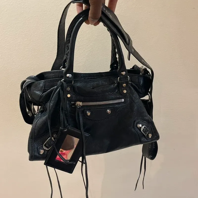 BALENCIAGA city small en cuir d’agneau froissé noir logo strap - détail du produit 17