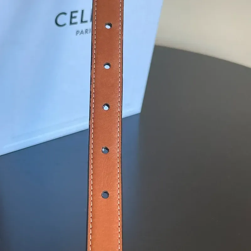 CELINE ceinture Triomphe en cuir de veau naturel & dorée 75 cm - détail du produit 5