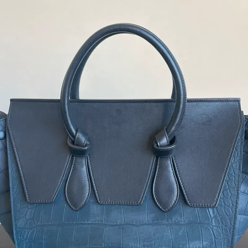 CELINE sac small Tie Tote en cuir nubuck de veau croco bleu nuit & noir - détail du produit 2