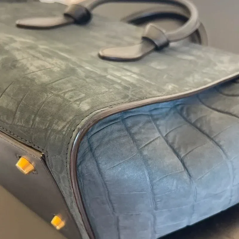 CELINE sac small Tie Tote en cuir nubuck de veau croco bleu nuit & noir - détail du produit 3