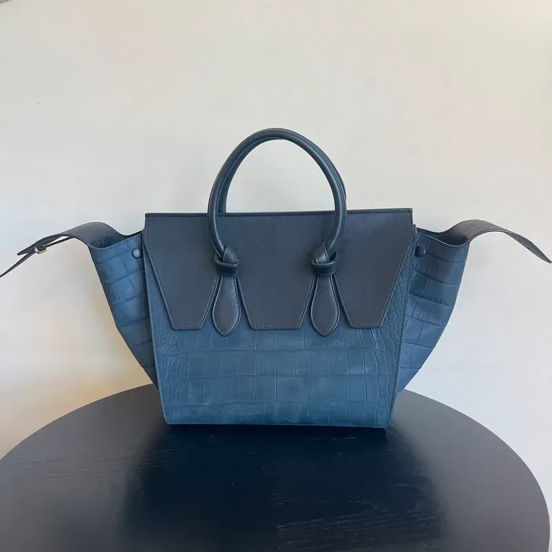 CELINE sac small Tie Tote en cuir nubuck de veau croco bleu nuit & noir - détail du produit 4