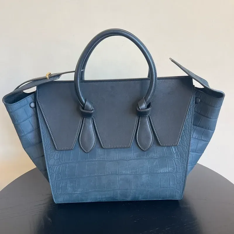 CELINE sac small Tie Tote en cuir nubuck de veau croco bleu nuit & noir - détail du produit 6