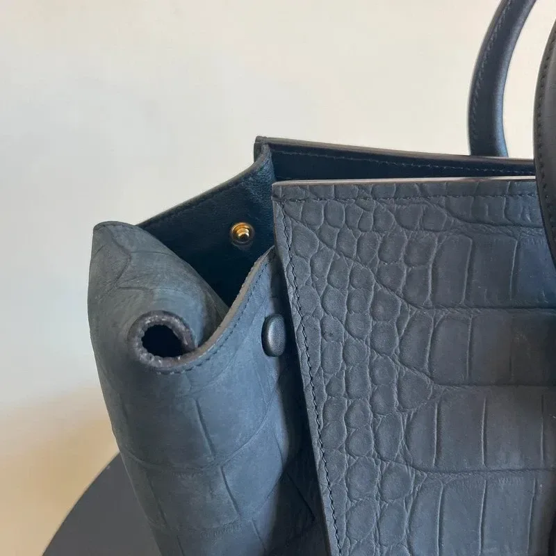 CELINE sac small Tie Tote en cuir nubuck de veau croco bleu nuit & noir - détail du produit 7