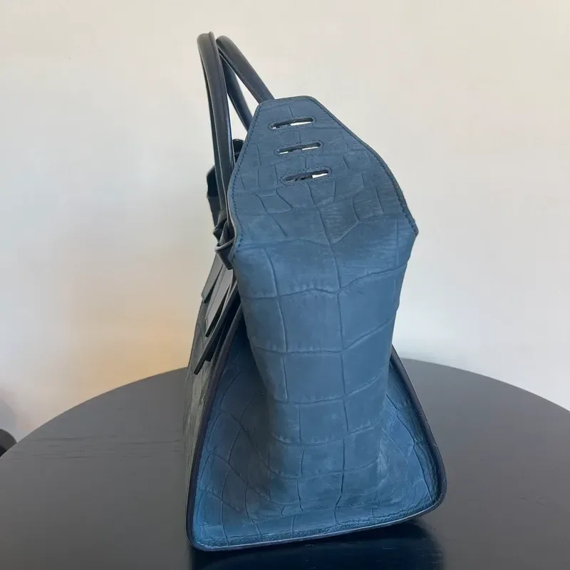CELINE sac small Tie Tote en cuir nubuck de veau croco bleu nuit & noir - détail du produit 8