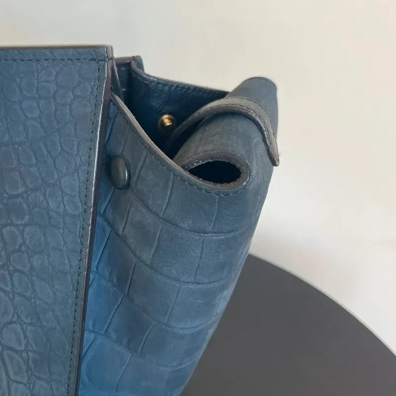 CELINE sac small Tie Tote en cuir nubuck de veau croco bleu nuit & noir - détail du produit 9