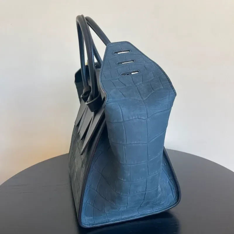 CELINE sac small Tie Tote en cuir nubuck de veau croco bleu nuit & noir - détail du produit 10