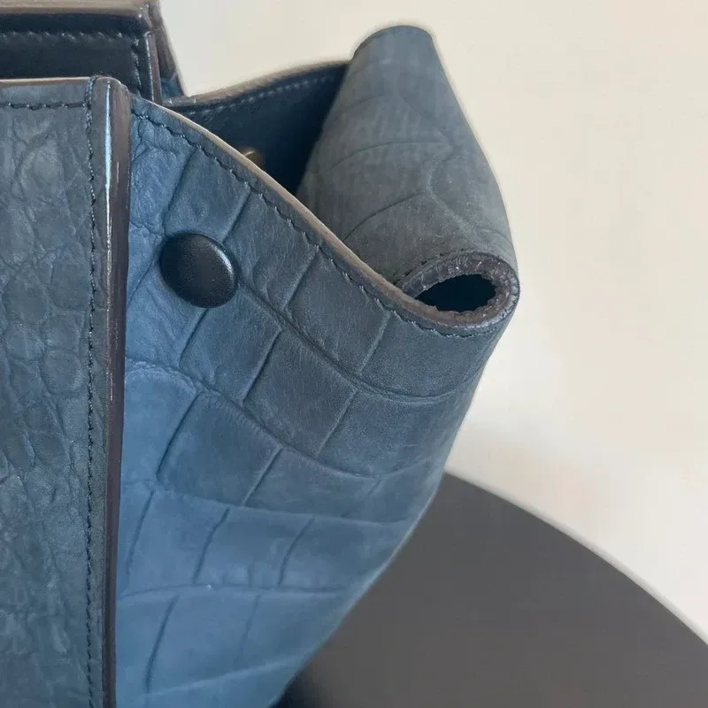 CELINE sac small Tie Tote en cuir nubuck de veau croco bleu nuit & noir - détail du produit 11
