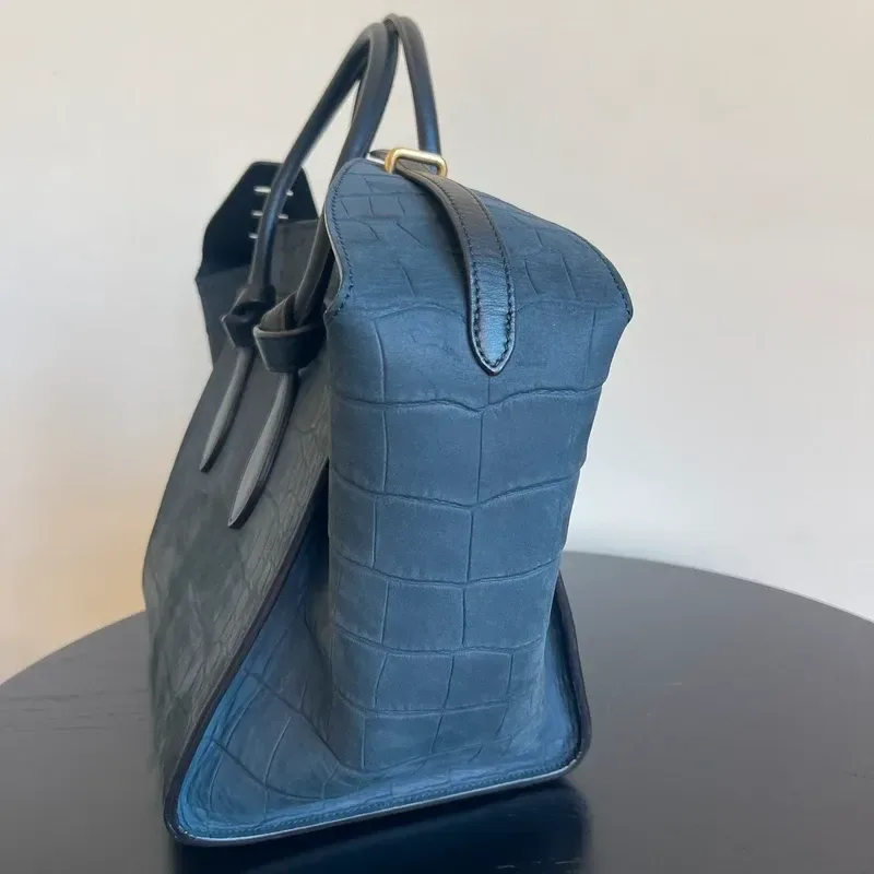 CELINE sac small Tie Tote en cuir nubuck de veau croco bleu nuit & noir - détail du produit 12