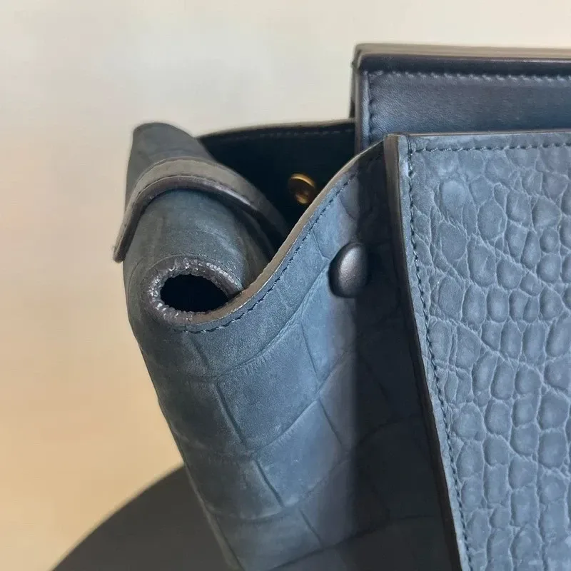 CELINE sac small Tie Tote en cuir nubuck de veau croco bleu nuit & noir - détail du produit 13