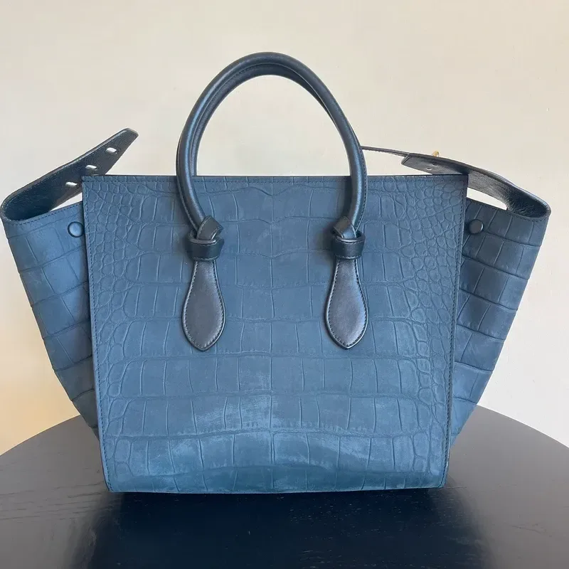 CELINE sac small Tie Tote en cuir nubuck de veau croco bleu nuit & noir - détail du produit 14