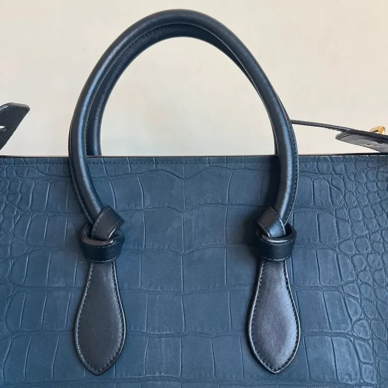 CELINE sac small Tie Tote en cuir nubuck de veau croco bleu nuit & noir - détail du produit 16