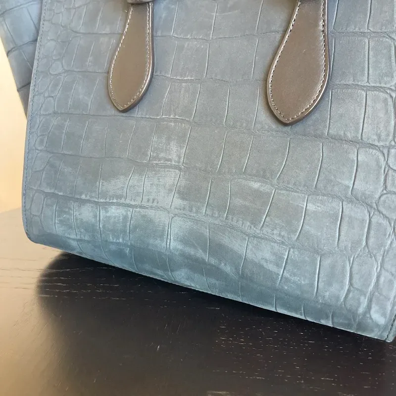 CELINE sac small Tie Tote en cuir nubuck de veau croco bleu nuit & noir - détail du produit 17