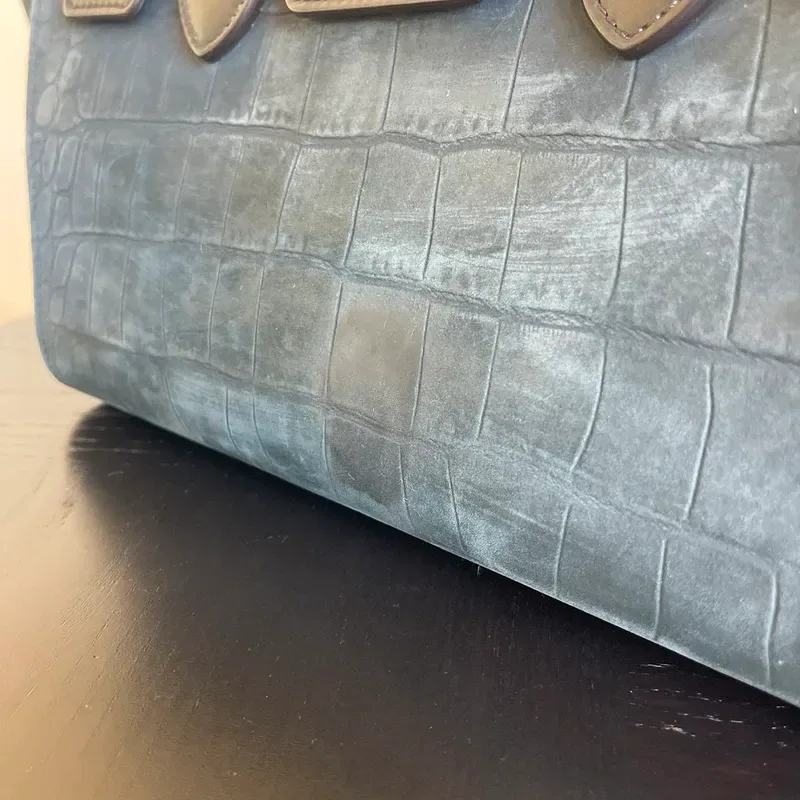 CELINE sac small Tie Tote en cuir nubuck de veau croco bleu nuit & noir - détail du produit 18