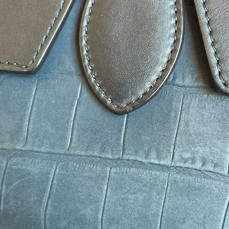 CELINE sac small Tie Tote en cuir nubuck de veau croco bleu nuit & noir - détail du produit 20