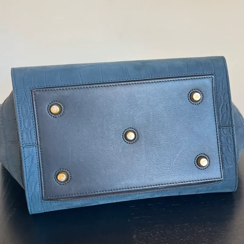 CELINE sac small Tie Tote en cuir nubuck de veau croco bleu nuit & noir - détail du produit 26
