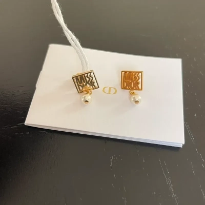 DIOR paire de boucle d&rsquo;oreille Miss Dior dorée et blanche - vue principale
