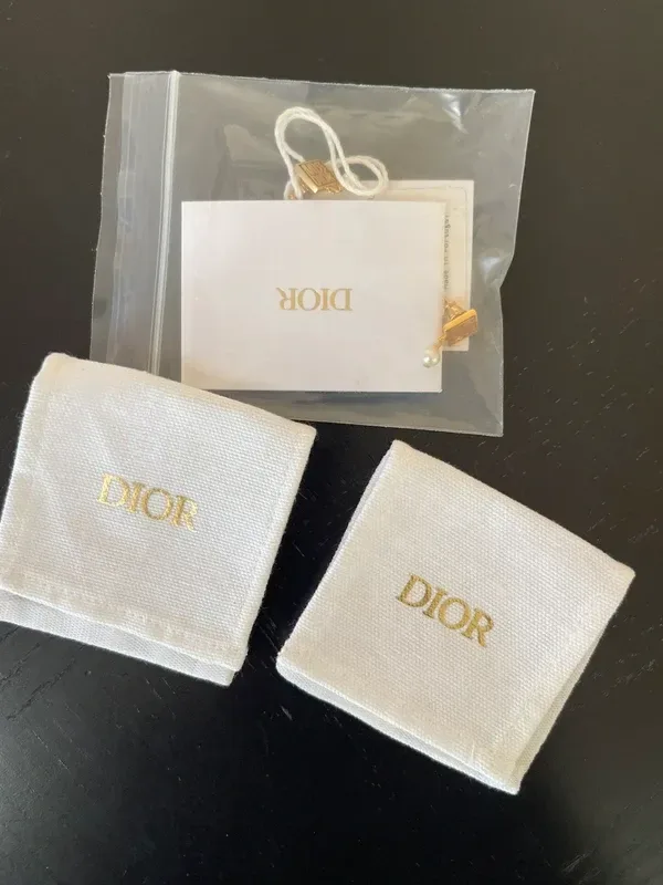 DIOR paire de boucle d&rsquo;oreille Miss Dior dorée et blanche - détail du produit 4