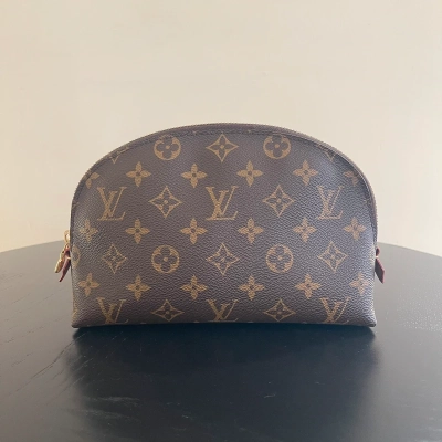 Louis Vuitton pochette cosmétique MM monogram LUXE DE SECONDE MAIN AUTHENTIQUE. PETITE MAROQUINERIE DE LUXE. ENTRUPY CERTIFICATE