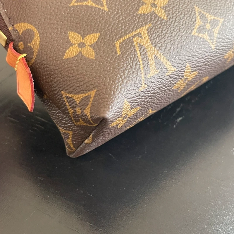 Louis Vuitton pochette cosmétique MM monogram LUXE DE SECONDE MAIN AUTHENTIQUE. PETITE MAROQUINERIE DE LUXE. ENTRUPY CERTIFICATE