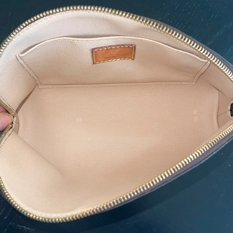 Louis Vuitton pochette cosmétique MM monogram LUXE DE SECONDE MAIN AUTHENTIQUE. PETITE MAROQUINERIE DE LUXE. ENTRUPY CERTIFICATE