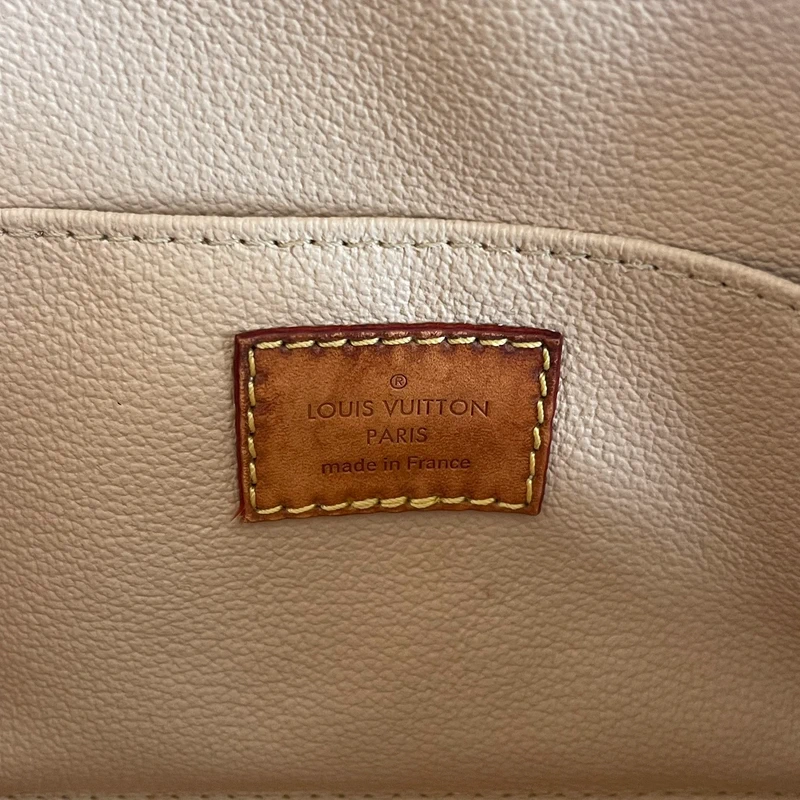 Louis Vuitton pochette cosmétique MM monogram LUXE DE SECONDE MAIN AUTHENTIQUE. PETITE MAROQUINERIE DE LUXE. ENTRUPY CERTIFICATE
