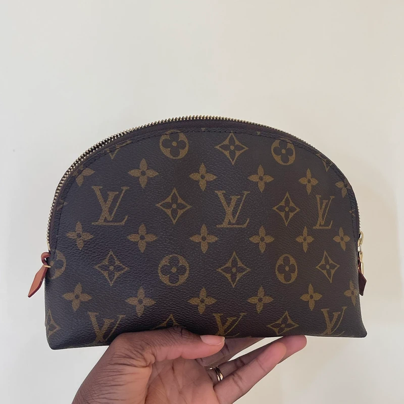 Louis Vuitton pochette cosmétique MM monogram LUXE DE SECONDE MAIN AUTHENTIQUE. PETITE MAROQUINERIE DE LUXE. ENTRUPY CERTIFICATE