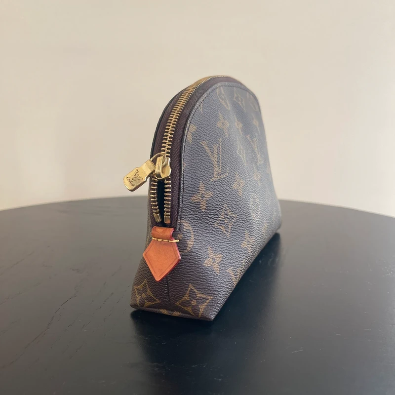 Louis Vuitton pochette cosmétique MM monogram LUXE DE SECONDE MAIN AUTHENTIQUE. PETITE MAROQUINERIE DE LUXE. ENTRUPY CERTIFICATE