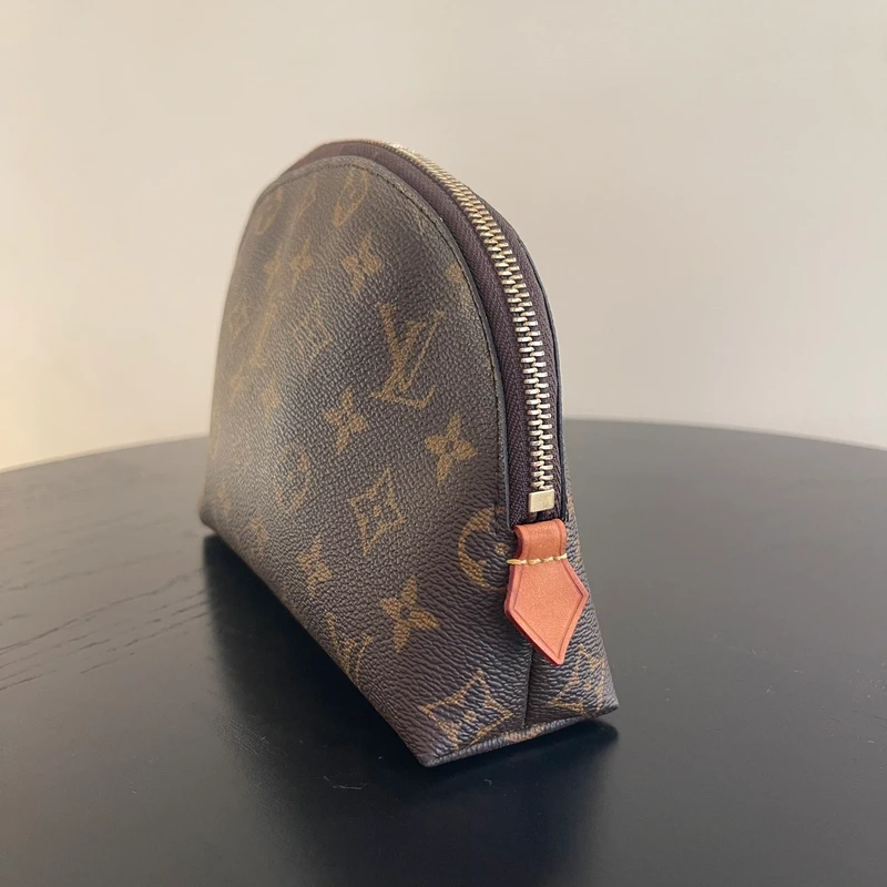 Louis Vuitton pochette cosmétique MM monogram LUXE DE SECONDE MAIN AUTHENTIQUE. PETITE MAROQUINERIE DE LUXE. ENTRUPY CERTIFICATE