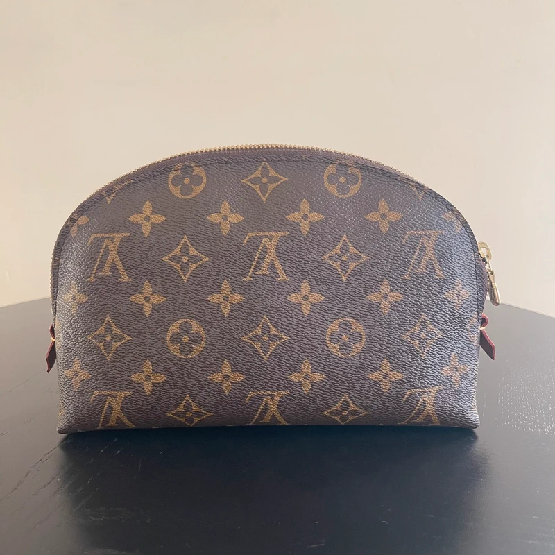 Louis Vuitton pochette cosmétique MM monogram LUXE DE SECONDE MAIN AUTHENTIQUE. PETITE MAROQUINERIE DE LUXE. ENTRUPY CERTIFICATE