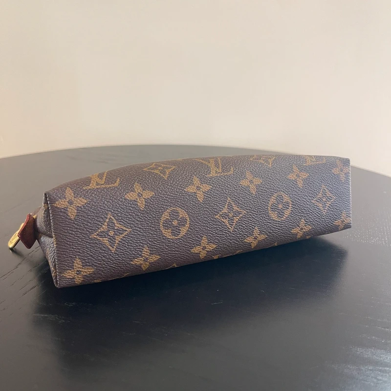 Louis Vuitton pochette cosmétique MM monogram LUXE DE SECONDE MAIN AUTHENTIQUE. PETITE MAROQUINERIE DE LUXE. ENTRUPY CERTIFICATE