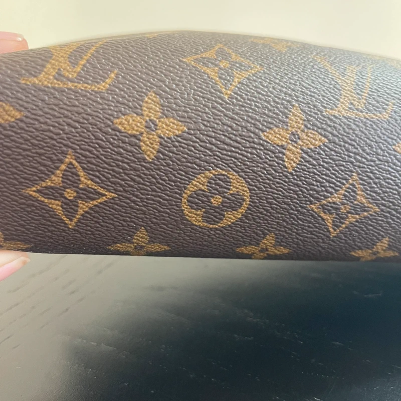 Louis Vuitton pochette cosmétique MM monogram LUXE DE SECONDE MAIN AUTHENTIQUE. PETITE MAROQUINERIE DE LUXE. ENTRUPY CERTIFICATE