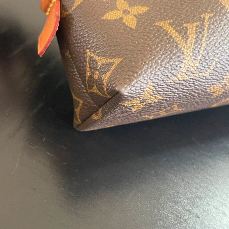 Louis Vuitton pochette cosmétique MM monogram LUXE DE SECONDE MAIN AUTHENTIQUE. PETITE MAROQUINERIE DE LUXE. ENTRUPY CERTIFICATE