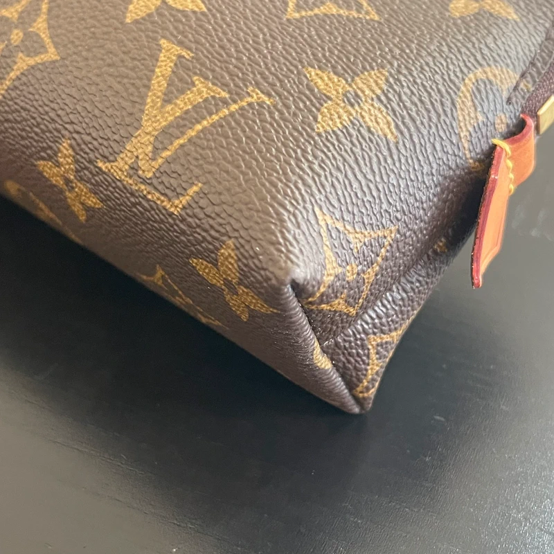 Louis Vuitton pochette cosmétique MM monogram LUXE DE SECONDE MAIN AUTHENTIQUE. PETITE MAROQUINERIE DE LUXE. ENTRUPY CERTIFICATE