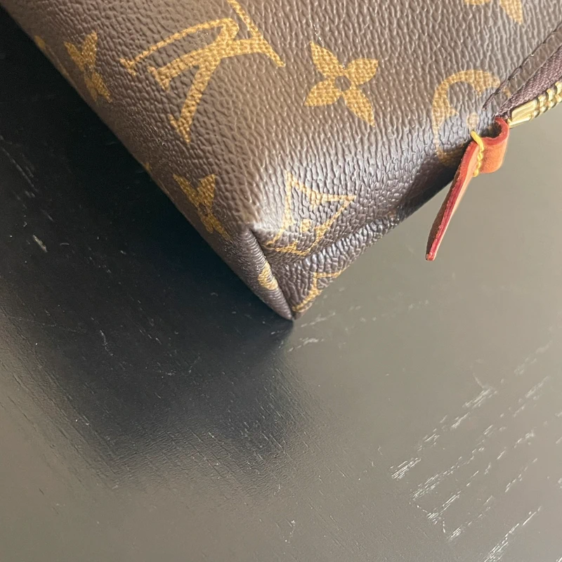 Louis Vuitton pochette cosmétique MM monogram LUXE DE SECONDE MAIN AUTHENTIQUE. PETITE MAROQUINERIE DE LUXE. ENTRUPY CERTIFICATE