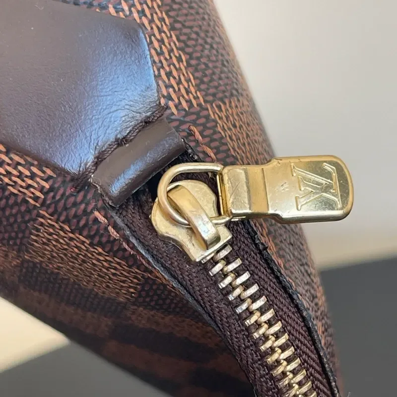 LOUIS VUITTON pochette cosmétique PM damier ébène CA4130 - détail du produit 4
