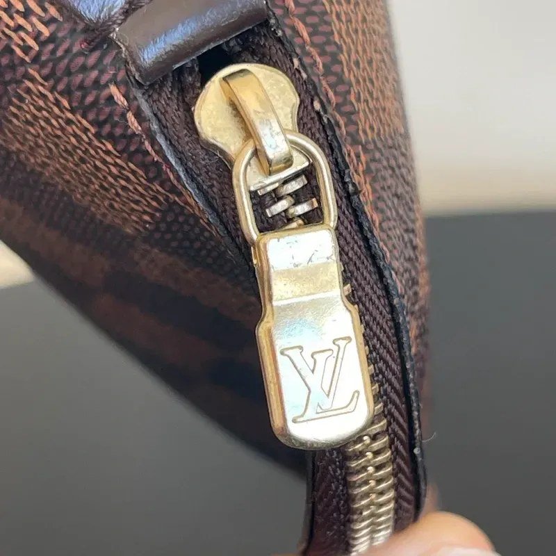 LOUIS VUITTON pochette cosmétique PM damier ébène CA4130 - détail du produit 5