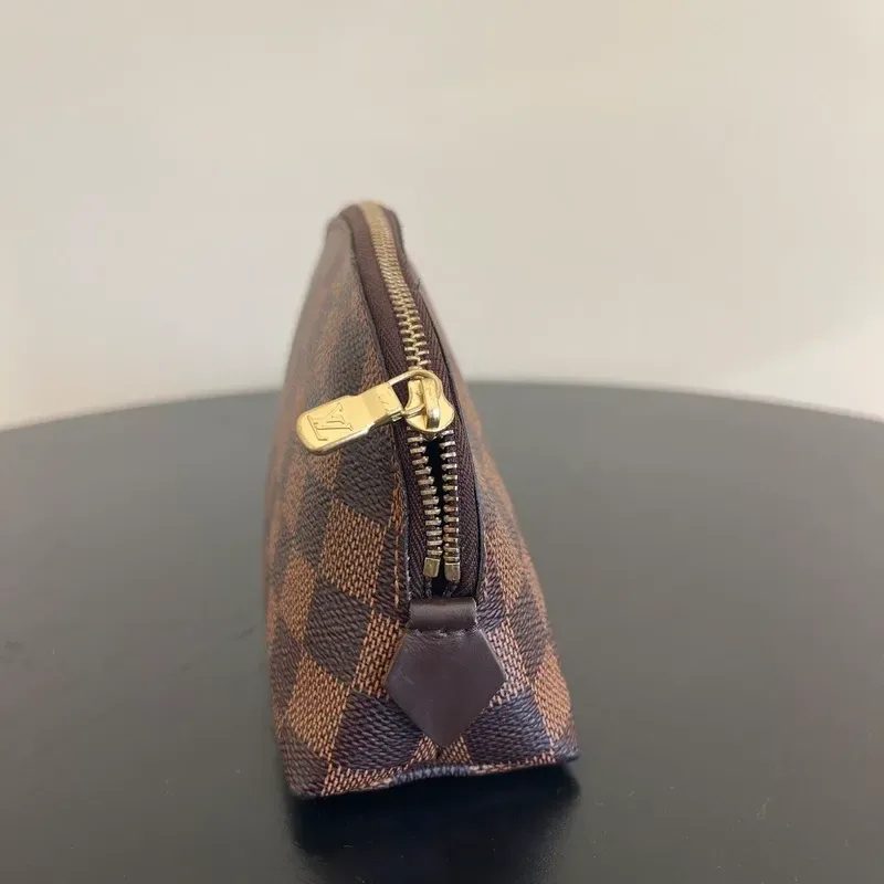 LOUIS VUITTON pochette cosmétique PM damier ébène CA4130 - détail du produit 6