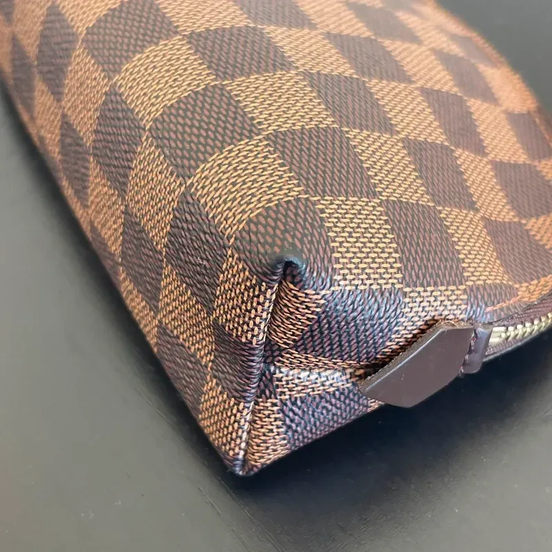 LOUIS VUITTON pochette cosmétique PM damier ébène CA4130 - détail du produit 9