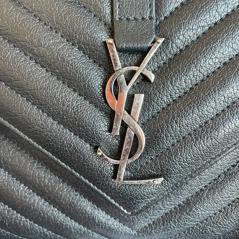 YVES SAINT LAURENT collège médium en cuir d&rsquo;agneau matelassé noir - détail du produit 2