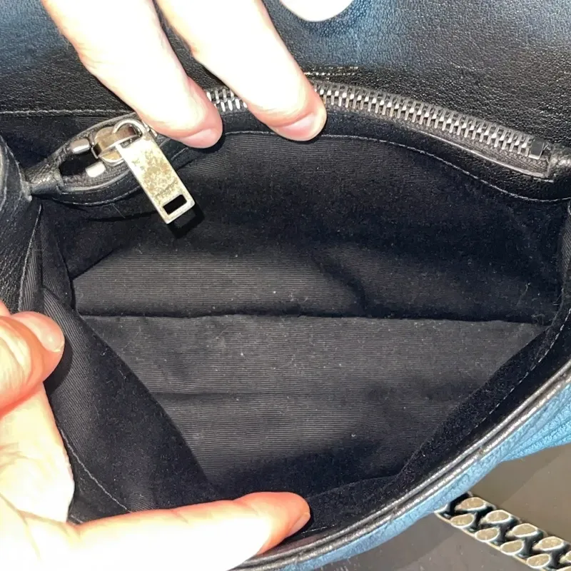 YVES SAINT LAURENT collège médium en cuir d&rsquo;agneau matelassé noir - détail du produit 3