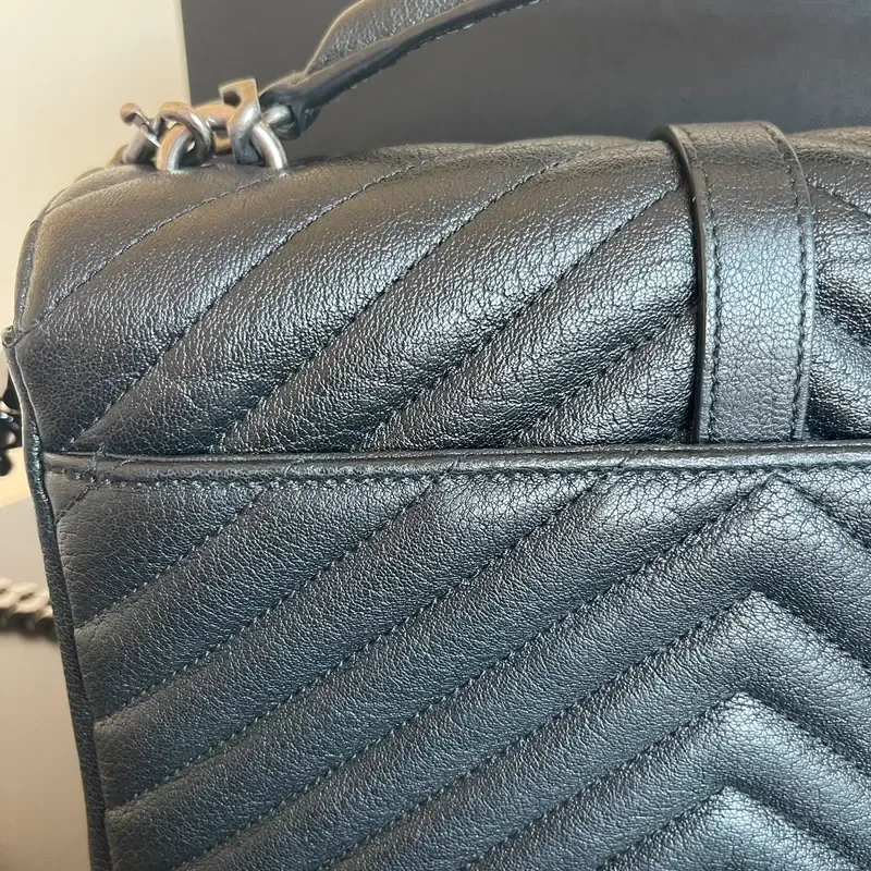 YVES SAINT LAURENT collège médium en cuir d&rsquo;agneau matelassé noir - détail du produit 6