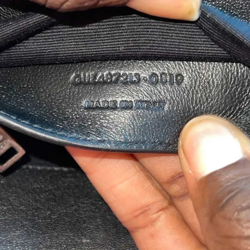 YVES SAINT LAURENT collège médium en cuir d&rsquo;agneau matelassé noir - détail du produit 7