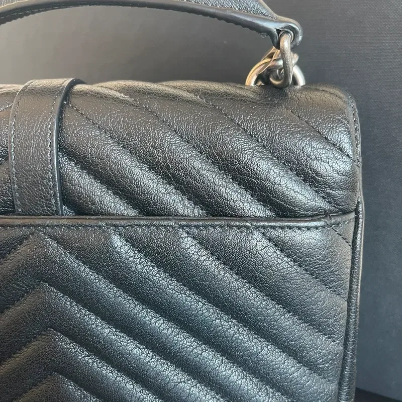 YVES SAINT LAURENT collège médium en cuir d&rsquo;agneau matelassé noir - détail du produit 8